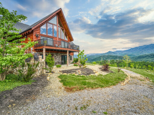 Experience the Magic of the Smokies in a Luxurious Log Cabin