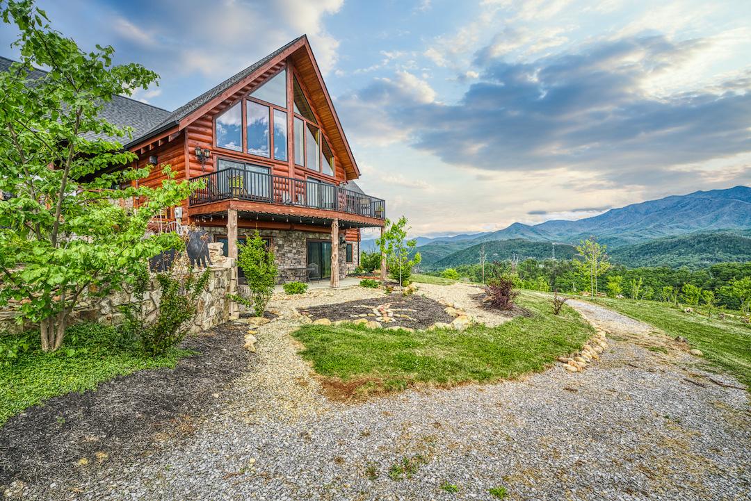 Experience the Magic of the Smokies in a Luxurious Log Cabin